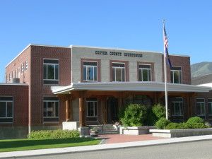photo of the front of the Custer County courthouse